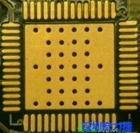 這是最不好的通孔設(shè)計(jì)，貫穿通孔直接擺放于QFN的接地散熱墊上，制造上無法確保其錫量，也就無法確保焊接良好。