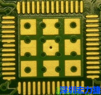 這個(gè)通孔的設(shè)計(jì)勉強(qiáng)可以接受，只剩下正中間一個(gè)通孔沒有塞孔，而且孔徑也變小了。