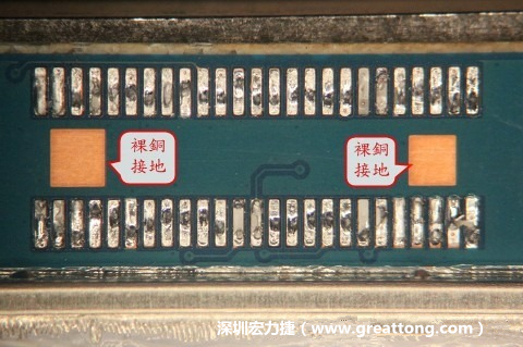 把板對板連接器全部移除，發(fā)現(xiàn)其下方板子共有兩個裸銅的方形設(shè)計。