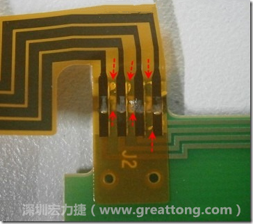 這張圖所顯示的,PCBA工廠實(shí)際進(jìn)行HotBar(熱壓熔錫焊接)焊接的時(shí)候,經(jīng)常會(huì)出現(xiàn)這類(lèi)焊墊之間短路的問(wèn)題,下面的圖示為比較嚴(yán)重的案例,大部分都只有部份溢錫,但這對(duì)品質(zhì)信賴(lài)杜已經(jīng)產(chǎn)生了及大的為害,既使現(xiàn)在測(cè)試沒(méi)有出現(xiàn)問(wèn)題,難保在高溫膏濕的環(huán)境下不會(huì)出現(xiàn)電子遷移(Electromigration)的現(xiàn)象。
