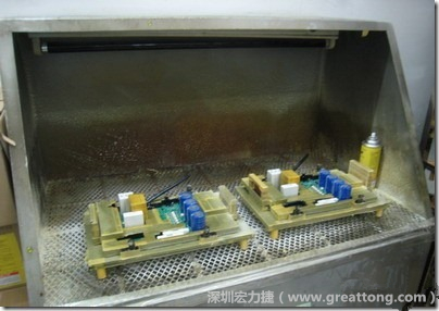 使用噴涂(Spraying)方式作業(yè)conformal coating時，需設備抽真空的設備，否則噴涂的物質會飄散到空氣當中，影響人體的健康。