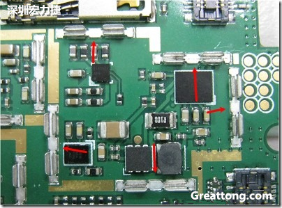 圖中顯示一塊電路板使用這種屏蔽夾(shielding clip)的實(shí)例?；旧衔覀?cè)趶澖堑牡胤蕉荚O(shè)計(jì)擺放了一個(gè)屏蔽夾，這樣可以讓作業(yè)員比較方便安裝屏蔽罩(shielding can)時(shí)的對(duì)位準(zhǔn)確。然后在其他沒(méi)有屏蔽夾的地方也設(shè)計(jì)了一些接地的布線，一來(lái)可以稍微提升屏蔽罩的電磁隔絕能力，另一方面也可以為屏蔽夾無(wú)效時(shí)，馬上可以更改為屏蔽框，而無(wú)需要重新設(shè)計(jì)電路板。