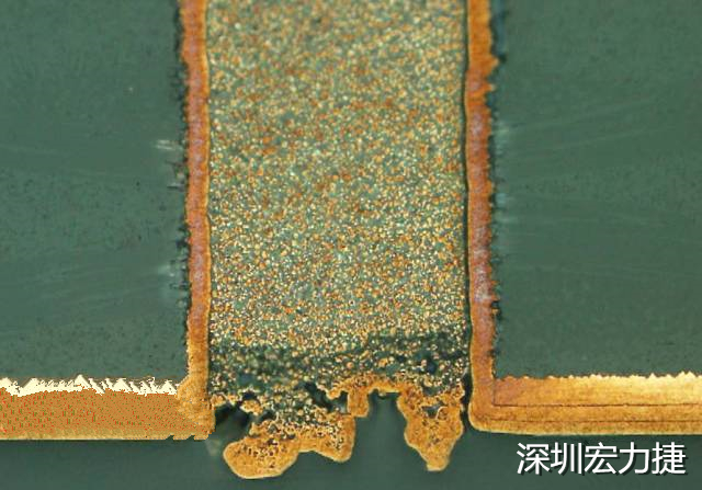 PCB設(shè)計(jì)之導(dǎo)電孔塞孔工藝 導(dǎo)電孔Via hole又名導(dǎo)通孔，為了達(dá)到客戶要求，導(dǎo)通孔必須塞孔，經(jīng)過(guò)大量的實(shí)踐，改變傳統(tǒng)的鋁片塞孔工藝，用白網(wǎng)完成板面阻焊與塞孔。生產(chǎn)穩(wěn)定，質(zhì)量可靠。
