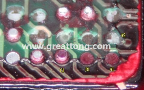 下圖是紅墨水測(cè)試后將PCB板子拿回來(lái)側(cè)一個(gè)角度拍攝的照片，就可以很清楚的看到錫球黏在PCB端，或不在PCB端。