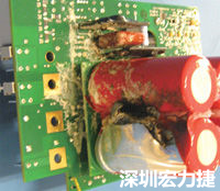 元件選擇不當(dāng)導(dǎo)致大量電流或電壓流經(jīng)電路，將會(huì)發(fā)生像這個(gè)燒融電容器的損壞情形。