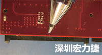 連接器邊緣稍突出于電路板的邊緣。