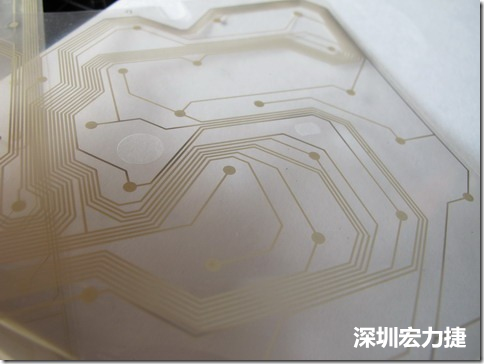下面第二個圖則是另一片也有著按鍵線路的PTF，當上、下兩面PTF的按鍵結點互相接觸后就可以計算出是哪個按鍵被按下了?？墒钱敯存I沒有按下時，上下兩片PTF的線路則是分開的，所以上圖那片PTF的線路上面其實還另外覆蓋了另一層透明的PET作為絕緣層，只露出了需要在鍵盤按下時才會碰觸的接觸點，因為這些材質(zhì)使用的都是Polymer，所以才撐這樣的技術為Polydome(聚合簧片)。