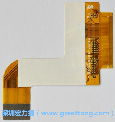 FPCB并非可無(wú)限制撓曲，為避免過(guò)度撓曲拉扯造成銅箔斷裂，一般在較長(zhǎng)條型板材會(huì)貼附補(bǔ)強(qiáng)貼片。