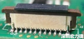 一開(kāi)始的 connector 把 塑膠蓋子(cap) 塞到了 connector 的接觸彈片內(nèi)側(cè)。
