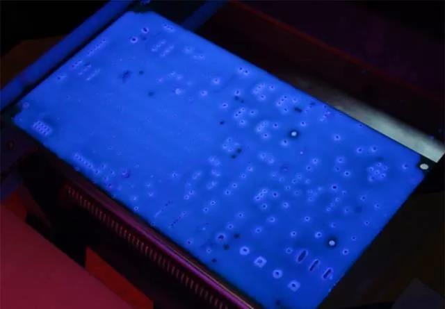 經(jīng)過涂覆工藝后的PCB，在紫光燈下的拍攝效果，原來coating也可以這么美！