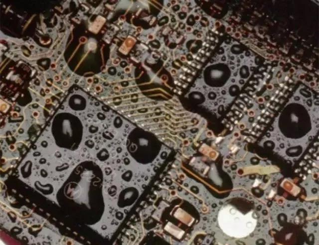 經(jīng)過涂覆工藝后的PCB，在表面形成透明的保護膜，能有效防止水珠和潮氣侵入，避免漏電和短路。